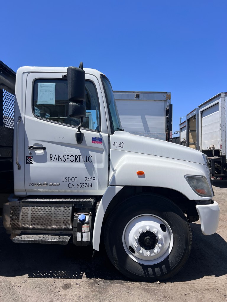 2019 HINO 268 - 3186 - 26ft FLATBED - NON CDL - Otay Truck Sales